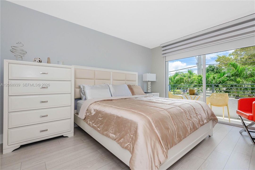 For Sale: $305,000 (2 beds, 2 baths, 1050 Square Feet)