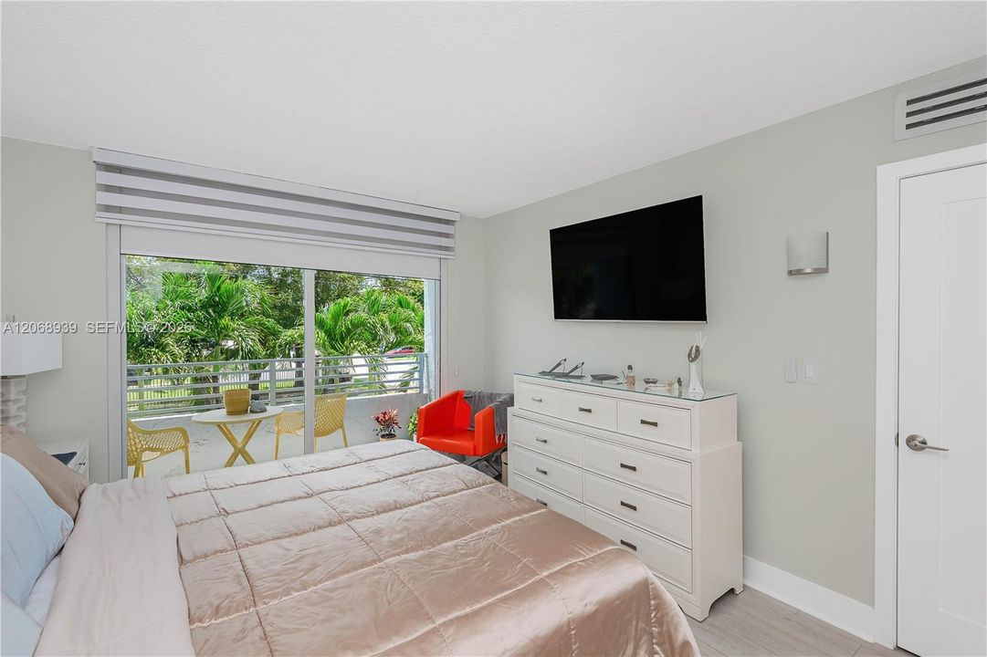 For Sale: $305,000 (2 beds, 2 baths, 1050 Square Feet)