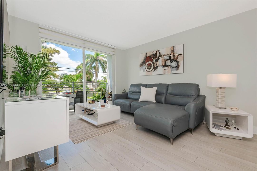 For Sale: $305,000 (2 beds, 2 baths, 1050 Square Feet)