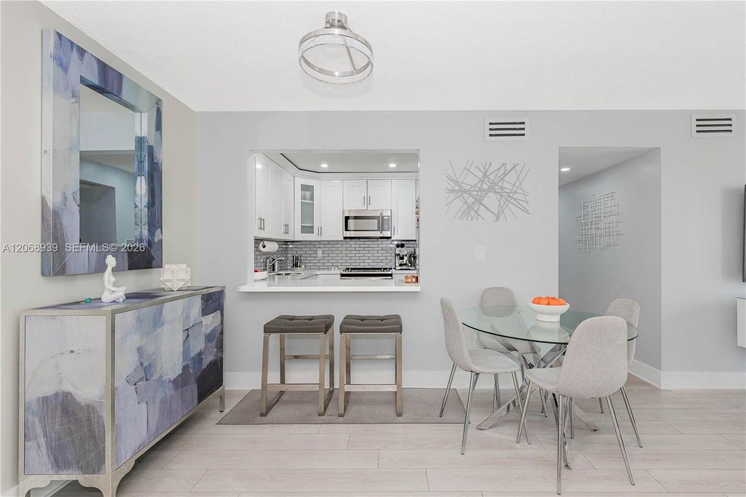 For Sale: $305,000 (2 beds, 2 baths, 1050 Square Feet)