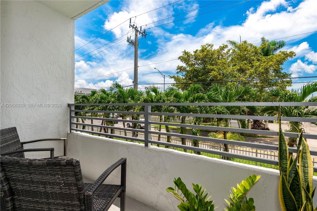 For Sale: $305,000 (2 beds, 2 baths, 1050 Square Feet)
