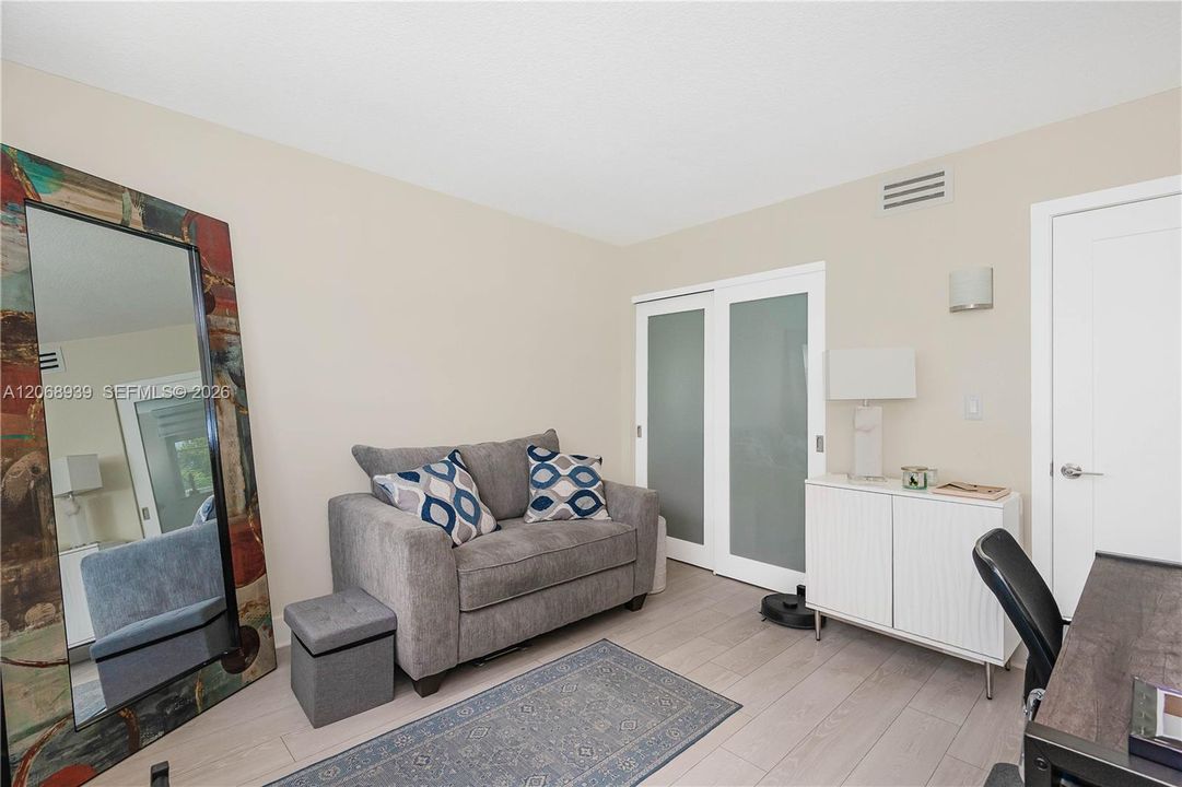 For Sale: $305,000 (2 beds, 2 baths, 1050 Square Feet)
