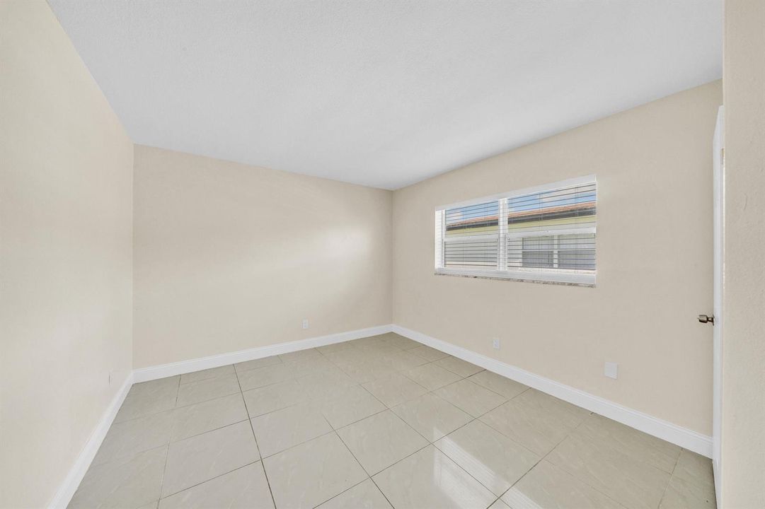 6 Guest Bedroom A (2)
