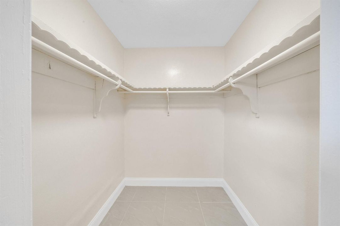 14 Primary Bedroom Suite B (4)