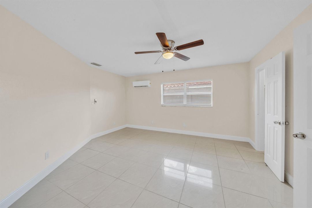 14 Primary Bedroom Suite B (2)