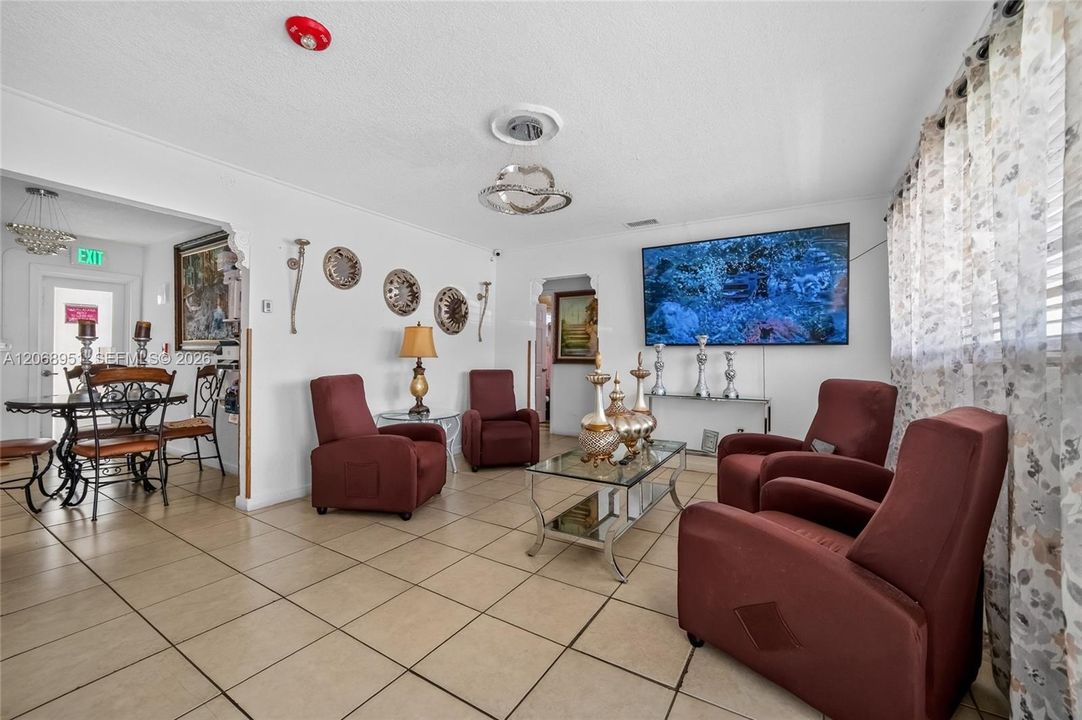 For Sale: $800,000 (4 beds, 3 baths, 1292 Square Feet)