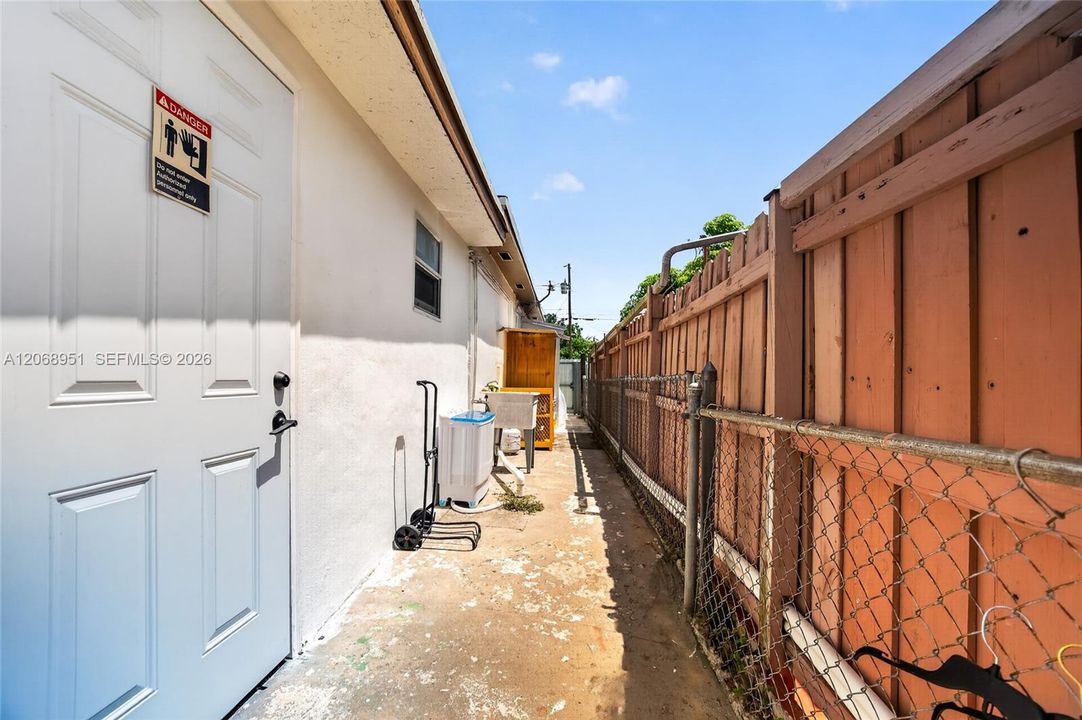 For Sale: $800,000 (4 beds, 3 baths, 1292 Square Feet)