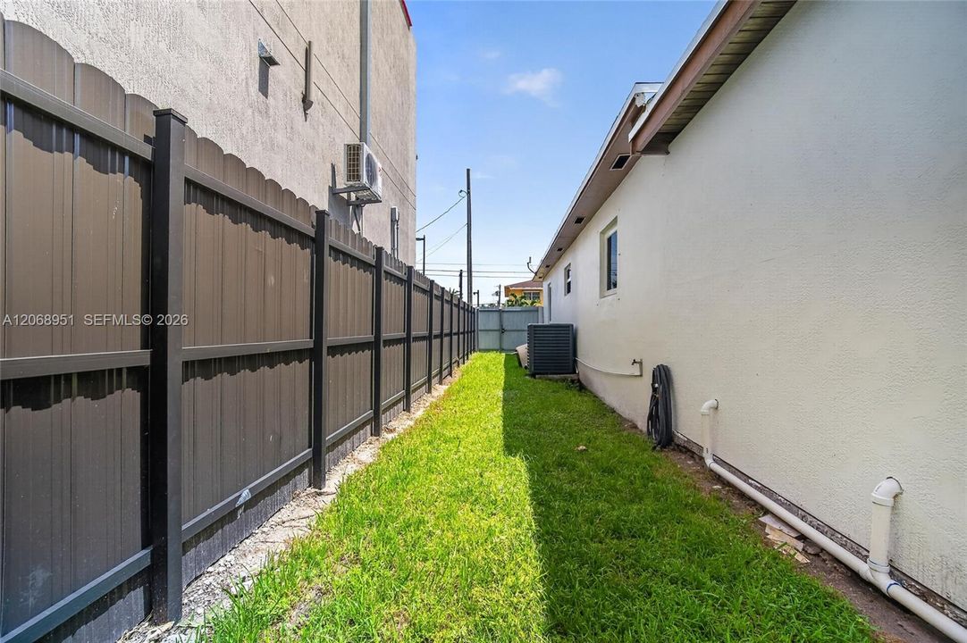 For Sale: $800,000 (4 beds, 3 baths, 1292 Square Feet)