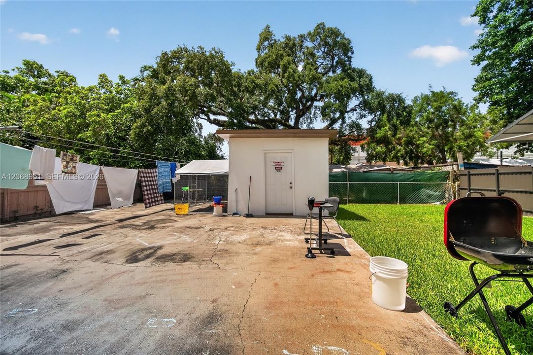 For Sale: $800,000 (4 beds, 3 baths, 1292 Square Feet)