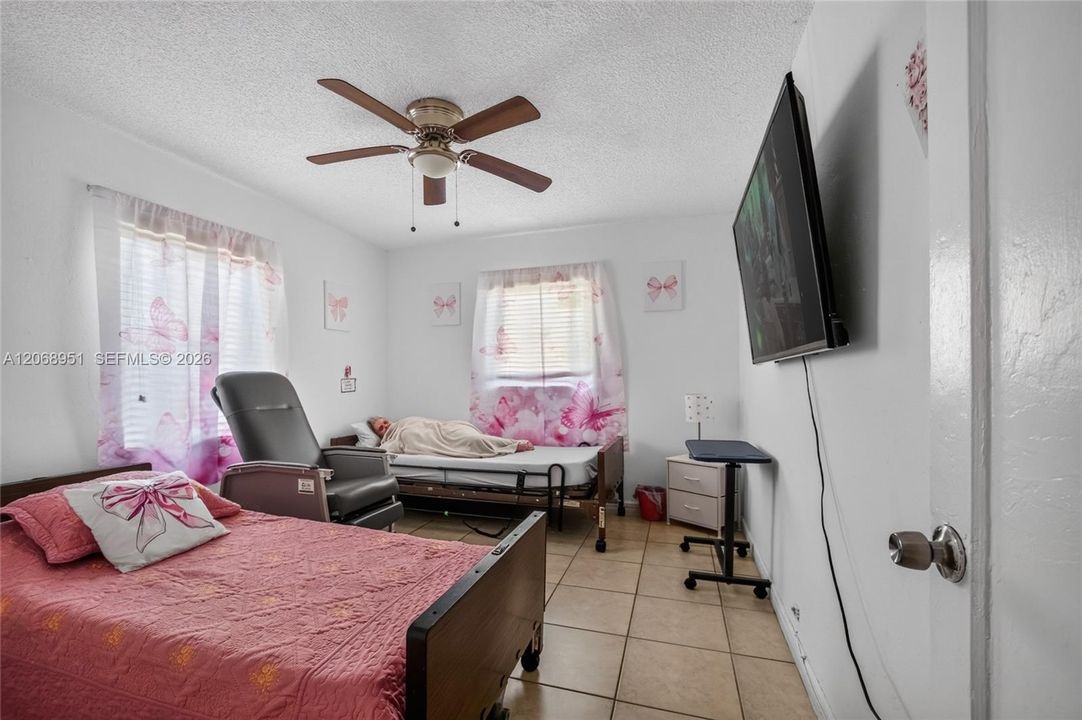 For Sale: $800,000 (4 beds, 3 baths, 1292 Square Feet)