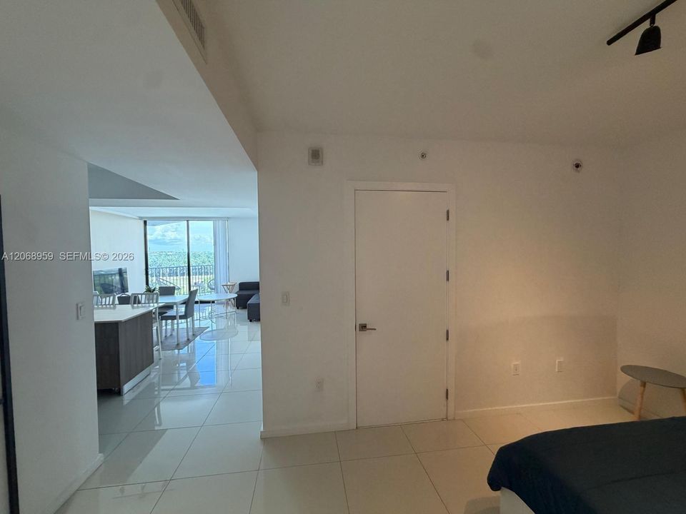 For Rent: $2,900 (1 beds, 1 baths, 777 Square Feet)