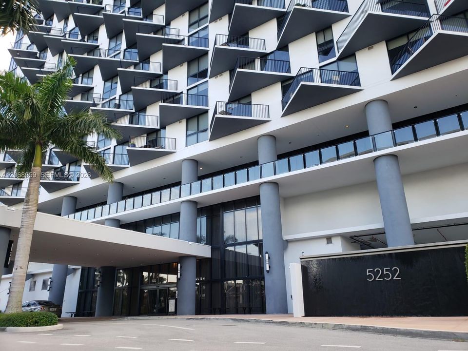 For Rent: $2,900 (1 beds, 1 baths, 777 Square Feet)