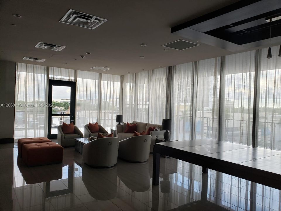 For Rent: $2,900 (1 beds, 1 baths, 777 Square Feet)