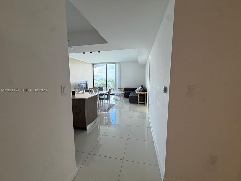 For Rent: $2,900 (1 beds, 1 baths, 777 Square Feet)