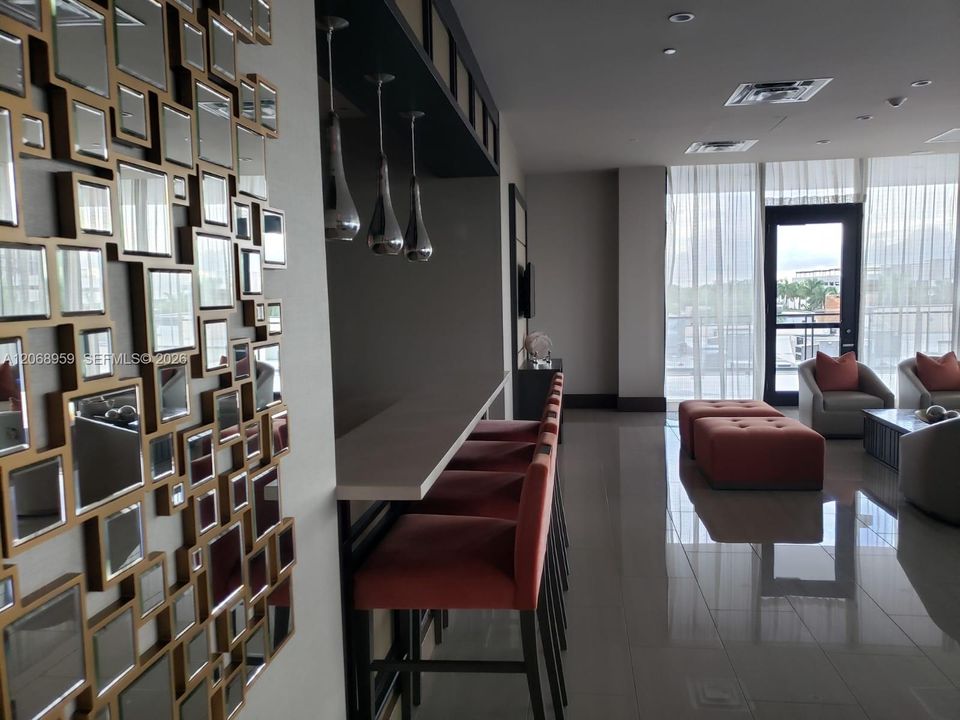 For Rent: $2,900 (1 beds, 1 baths, 777 Square Feet)