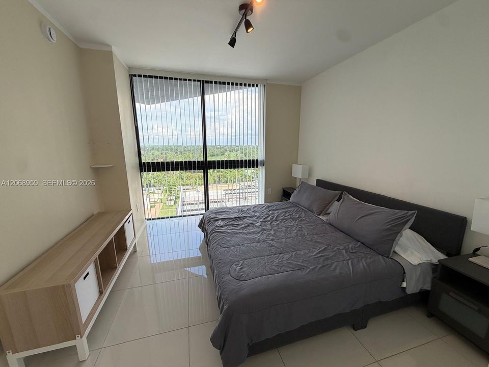 For Rent: $2,900 (1 beds, 1 baths, 777 Square Feet)