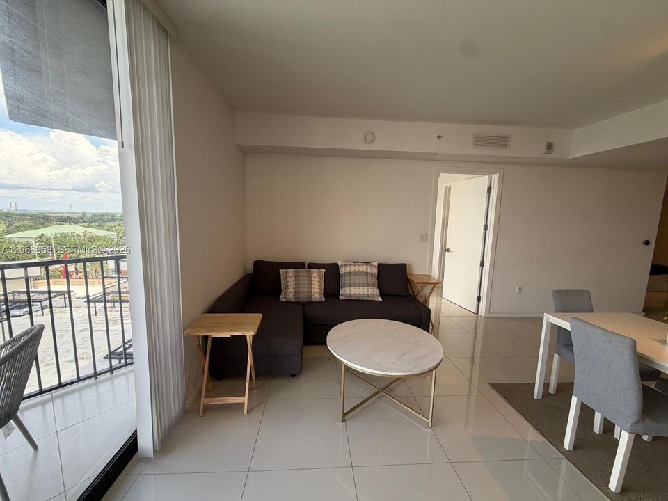 For Rent: $2,900 (1 beds, 1 baths, 777 Square Feet)