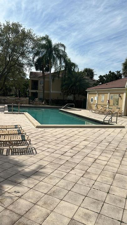 Active With Contract: $1,700 (1 beds, 1 baths, 950 Square Feet)