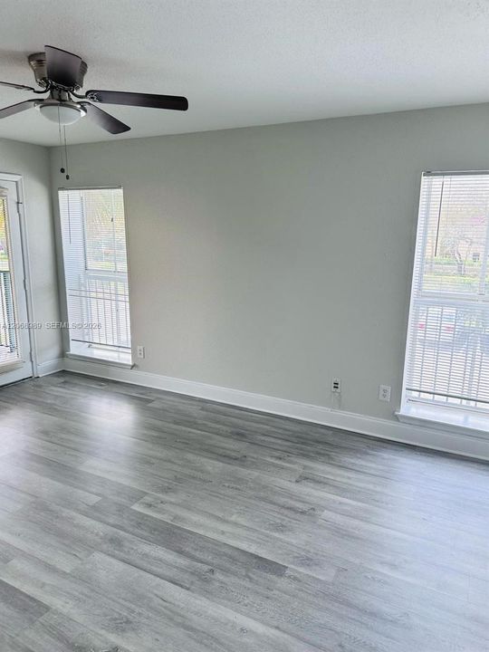 Active With Contract: $1,700 (1 beds, 1 baths, 950 Square Feet)