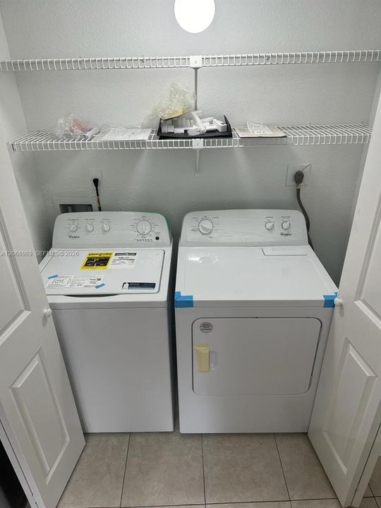 Active With Contract: $1,700 (1 beds, 1 baths, 950 Square Feet)