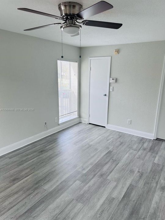 Active With Contract: $1,700 (1 beds, 1 baths, 950 Square Feet)
