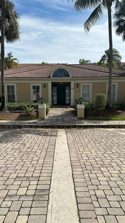 Active With Contract: $1,700 (1 beds, 1 baths, 950 Square Feet)