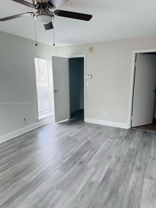 Active With Contract: $1,700 (1 beds, 1 baths, 950 Square Feet)