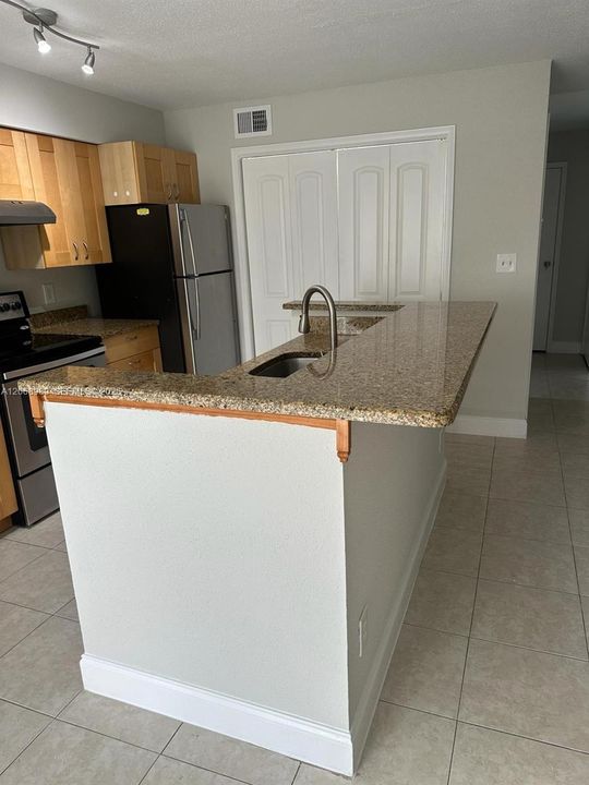 Active With Contract: $1,700 (1 beds, 1 baths, 950 Square Feet)