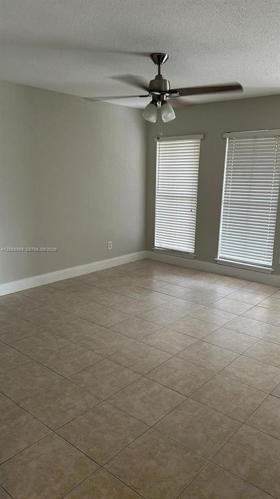 Active With Contract: $1,700 (1 beds, 1 baths, 950 Square Feet)