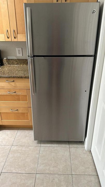 Active With Contract: $1,700 (1 beds, 1 baths, 950 Square Feet)