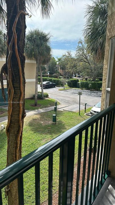 Active With Contract: $1,700 (1 beds, 1 baths, 950 Square Feet)