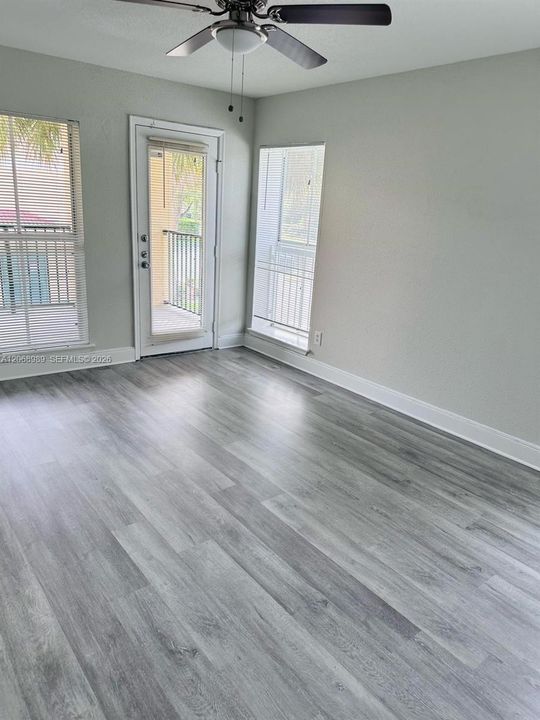 Active With Contract: $1,700 (1 beds, 1 baths, 950 Square Feet)