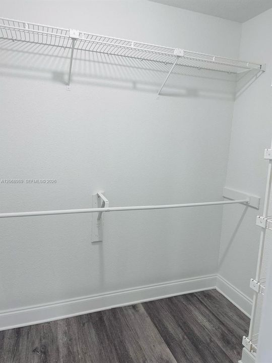 Active With Contract: $1,700 (1 beds, 1 baths, 950 Square Feet)