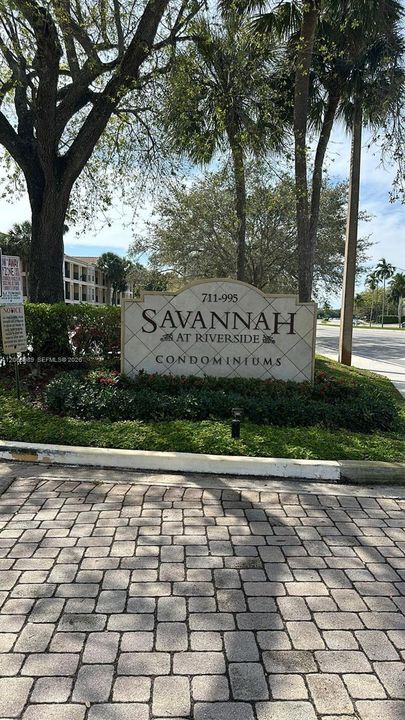 Active With Contract: $1,700 (1 beds, 1 baths, 950 Square Feet)