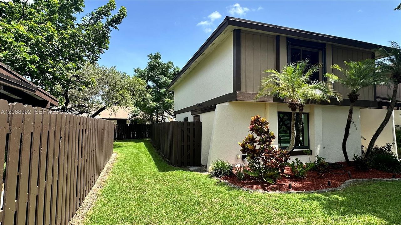 For Sale: $595,000 (2 beds, 3 baths, 1914 Square Feet)