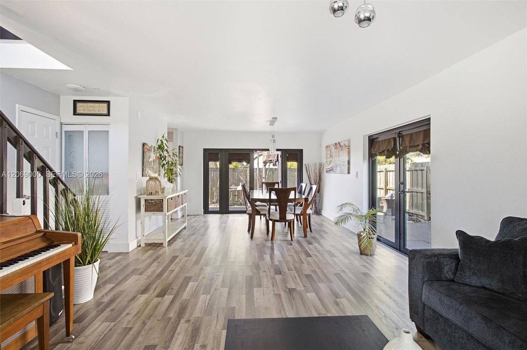 For Sale: $589,900 (3 beds, 2 baths, 1927 Square Feet)