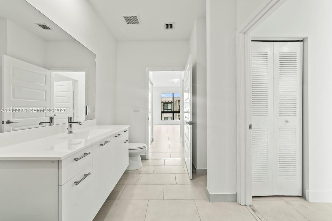 Под контрактом: $2,550 (1 спален, 1 ванн, 738 Квадратных фут)