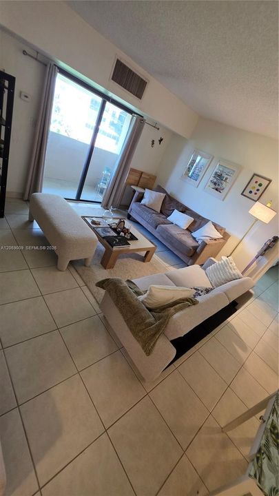 В аренду: $2,950 (2 спален, 2 ванн, 966 Квадратных фут)