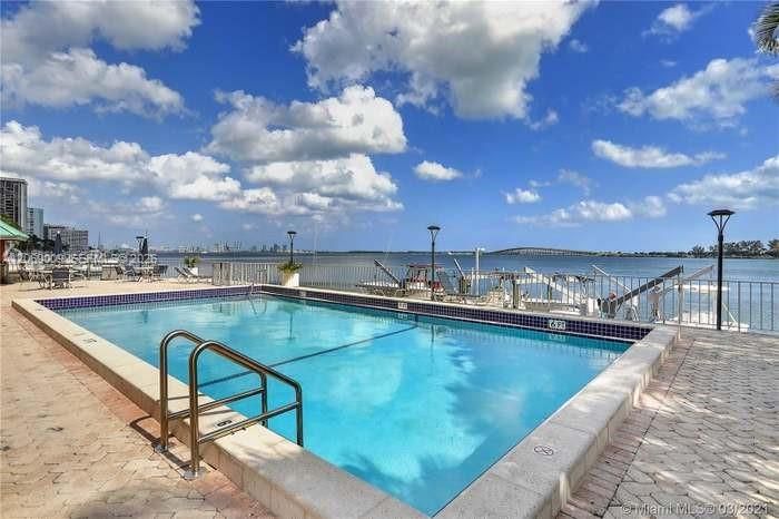 В аренду: $2,950 (2 спален, 2 ванн, 966 Квадратных фут)