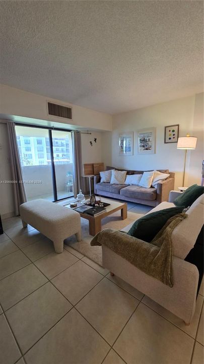 В аренду: $2,950 (2 спален, 2 ванн, 966 Квадратных фут)