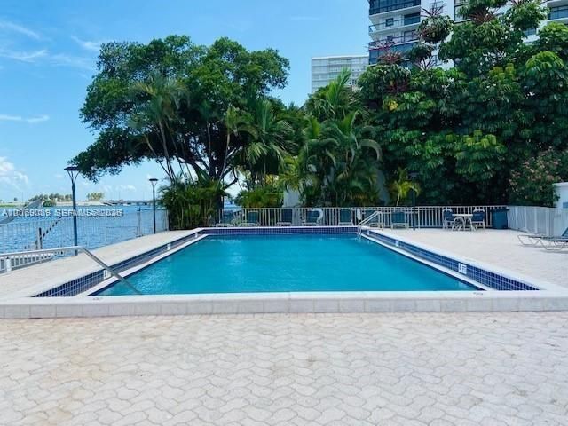 В аренду: $2,950 (2 спален, 2 ванн, 966 Квадратных фут)