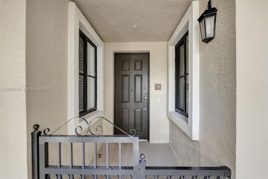 For Sale: $335,000 (2 beds, 2 baths, 1174 Square Feet)