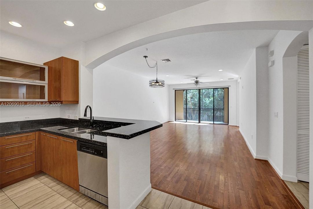 For Sale: $335,000 (2 beds, 2 baths, 1174 Square Feet)