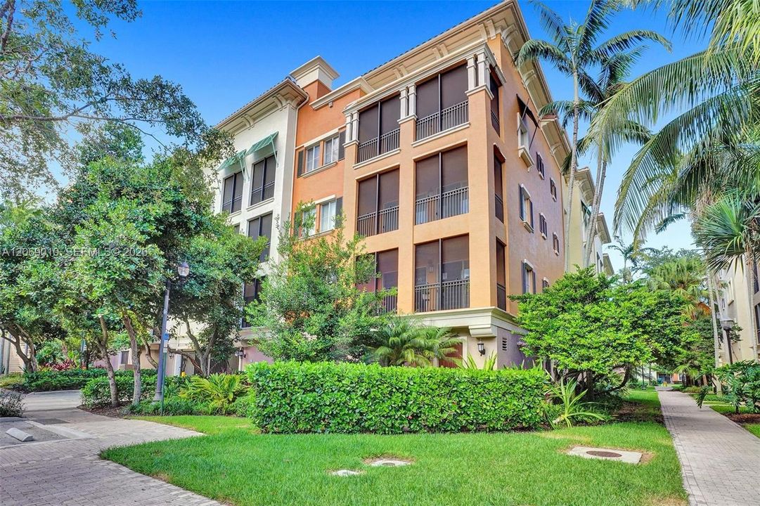For Sale: $335,000 (2 beds, 2 baths, 1174 Square Feet)