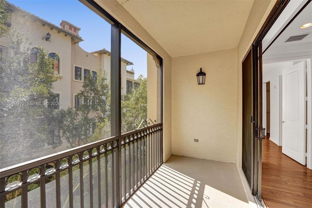 For Sale: $335,000 (2 beds, 2 baths, 1174 Square Feet)