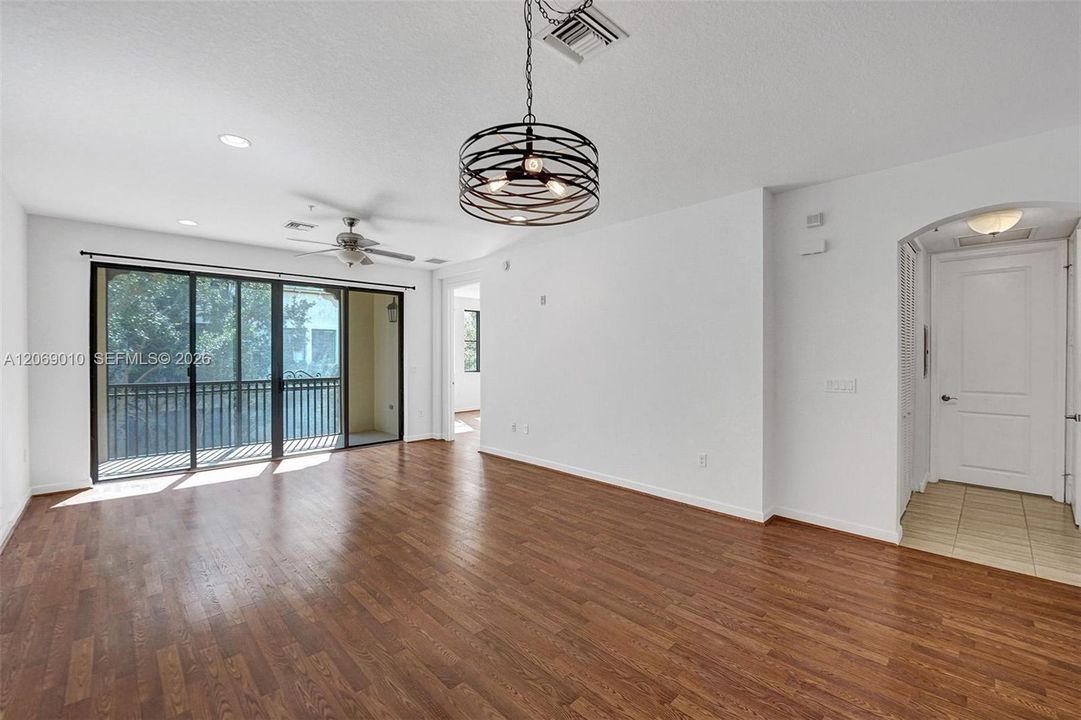 For Sale: $335,000 (2 beds, 2 baths, 1174 Square Feet)
