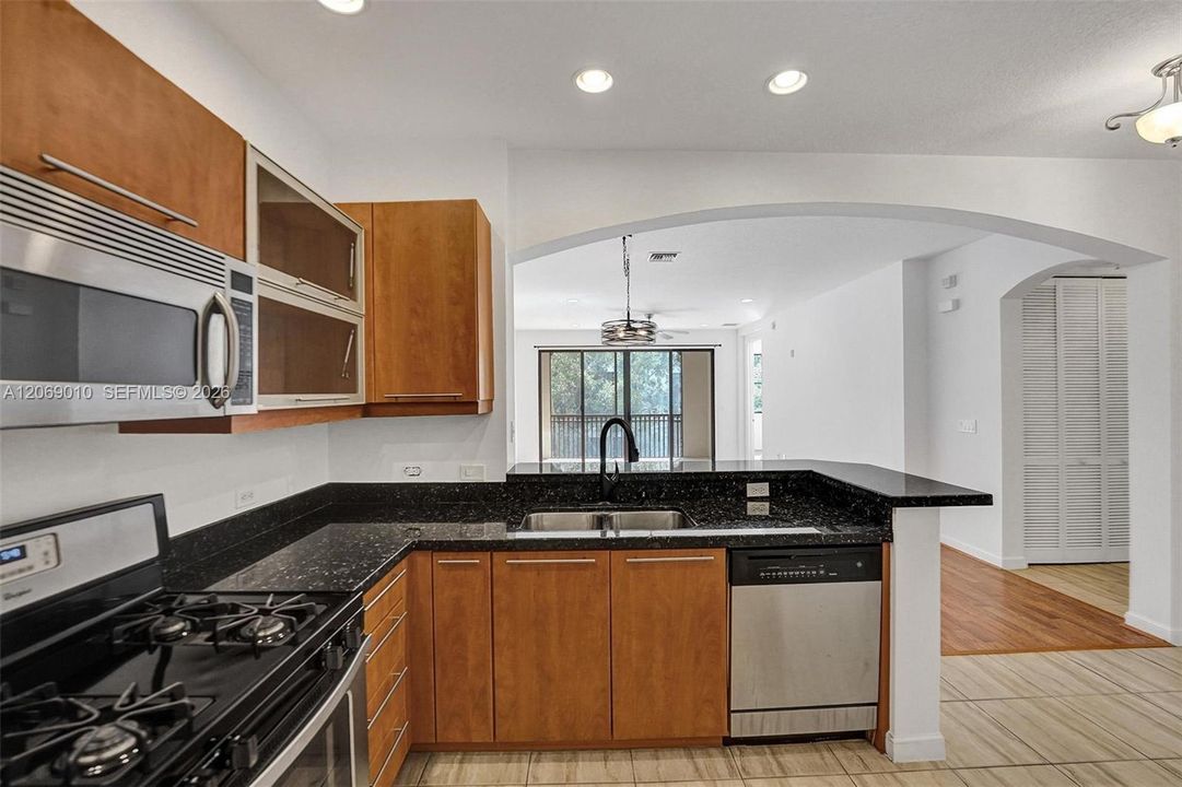 For Sale: $335,000 (2 beds, 2 baths, 1174 Square Feet)
