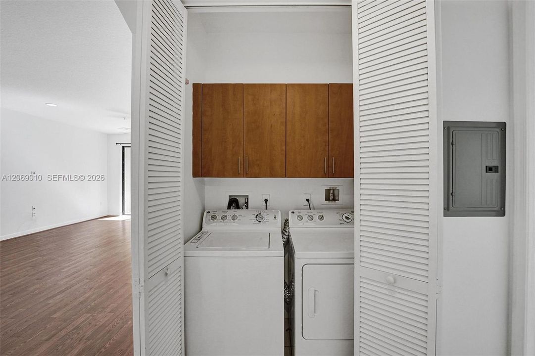 For Sale: $335,000 (2 beds, 2 baths, 1174 Square Feet)