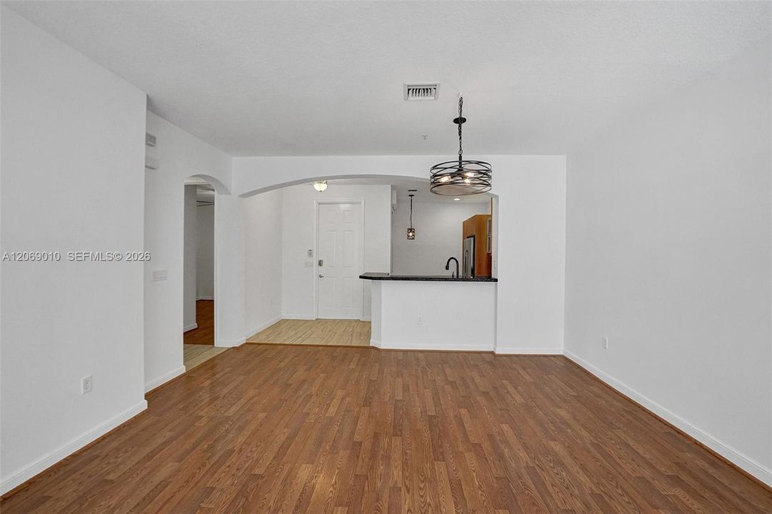 For Sale: $335,000 (2 beds, 2 baths, 1174 Square Feet)
