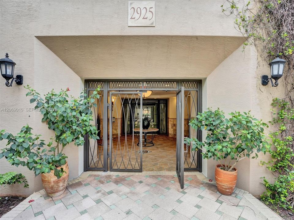 For Sale: $335,000 (2 beds, 2 baths, 1174 Square Feet)